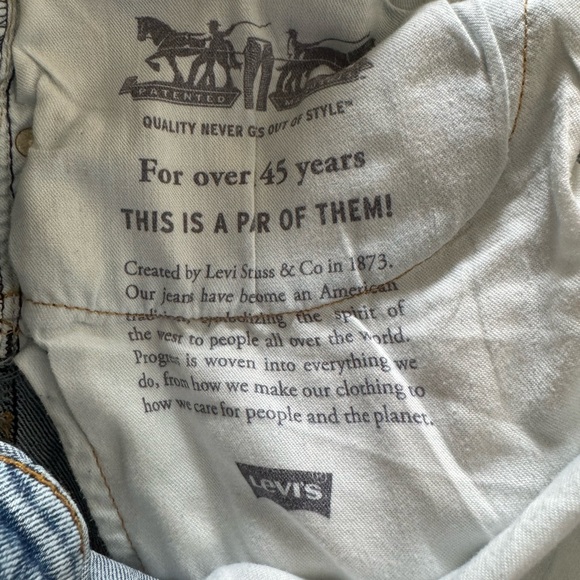 Men’s Distressed Levi Jeans - Picture 8 of 8